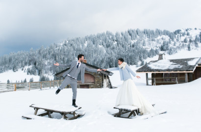 femme-et-homme-sur-table-pic-nique-neige